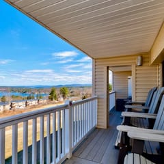 Spacious 2 Bedroom 2 Bath Lake View Condo